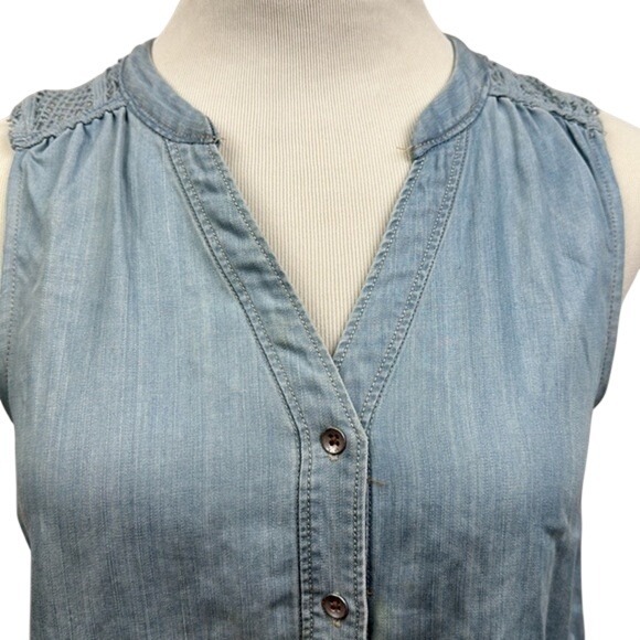 Holding Horses Anthropologie Blue Chambray Sleeveless Lace Back Button Top Sz 2 - Picture 2 of 9